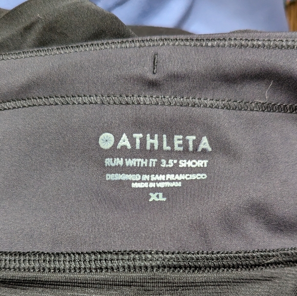 Athleta 3.5" run with it short XL - Picture 6 of 6